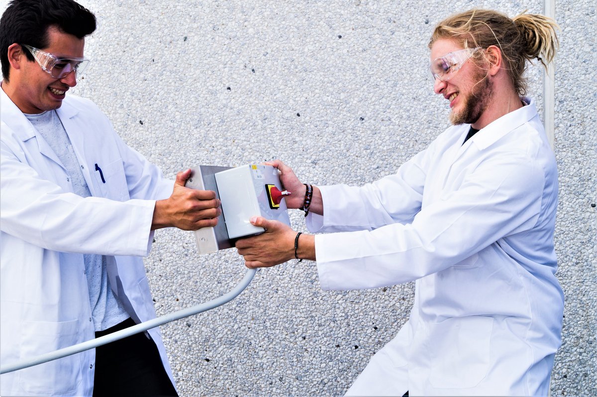 Kemi-ingeniørerne Inuk Kanuthsen (tv) og Kasper L. Jørgensen afprøver hæftningen af plastic til metal. Foto: Radisurf