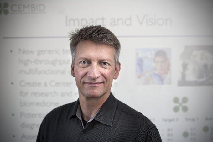 Professor Kurt Gothelf er en del af forskerholdet som udvikler medicin med flere funktioner. Foto: Lars Kruse, AU Foto. 