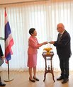 Professor Balslev, der får overrakt prisen af den Thailandske ambassadør.