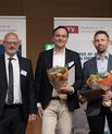 Elastyrenprisen 2021 overrækkes af Niels Christian Nielsen (t.v.) til lektor Ebbe Sloth Andersen (midten) og Anders Egede Daugaard fra DTU (t.h.). Foto: Tom Jersø