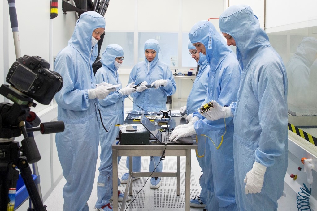 Studerende AU har de sidste par år været med til at gøre nanosatellitten Delphini-I klar til opsendelse. Satellitten befinder sig nu ombord på den Internationale Rumstation, hvorfra den i februar skal sætte i kredsløb omkring jorden. Målet med ESA BIC DK 