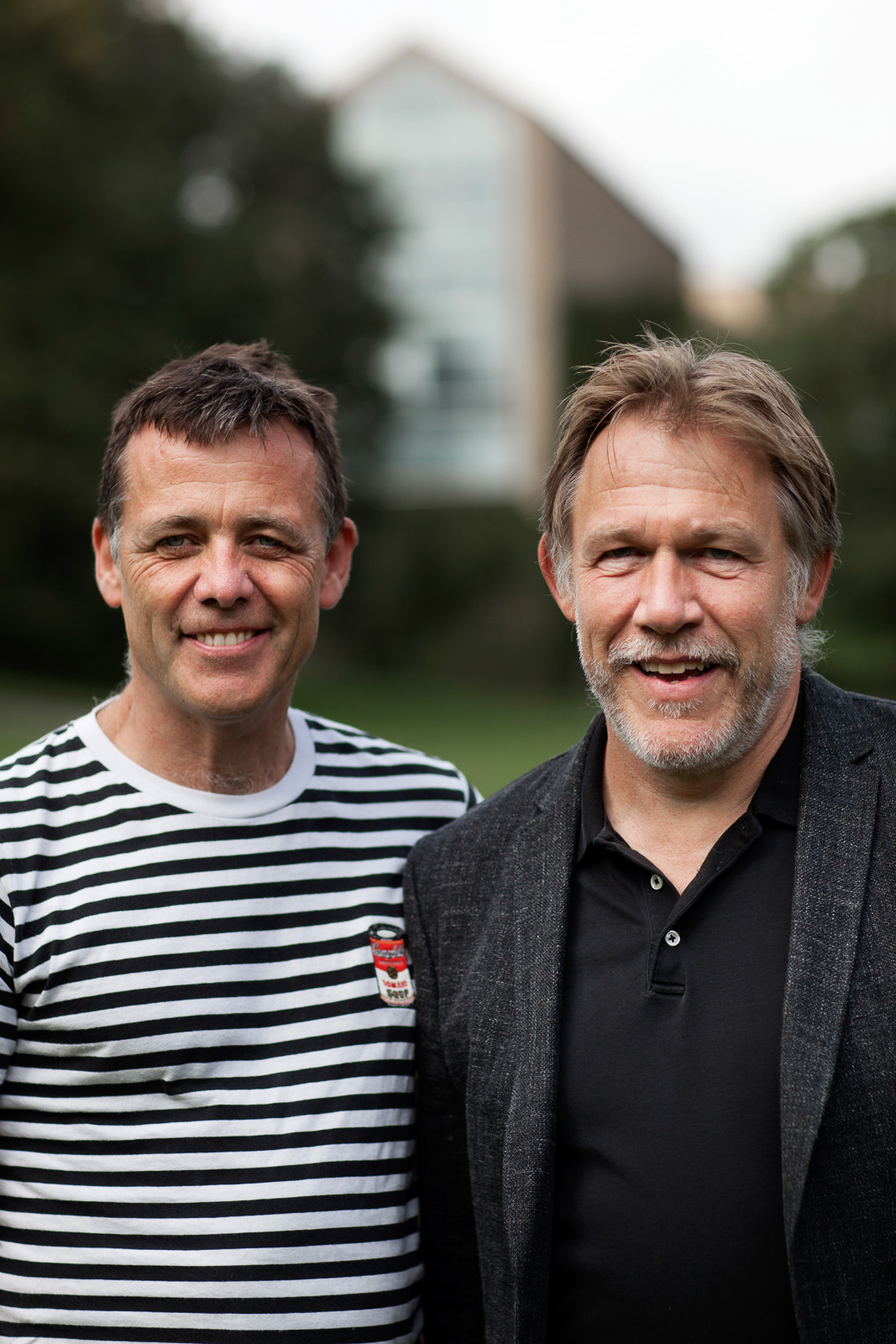 Carsten Obel og Kaj Grønbæk stående side om side i universitetsparken. Foto taget af Melissa B. Kirkeby Yildirim - AU Foto
