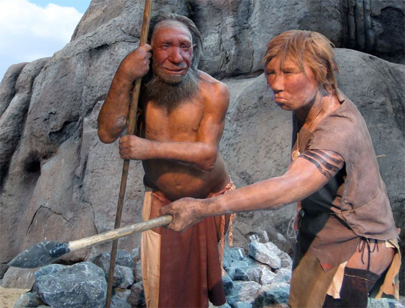 Voksmodeller af en neandertal-mand og neandertal-kvinde med hver deres spyd.