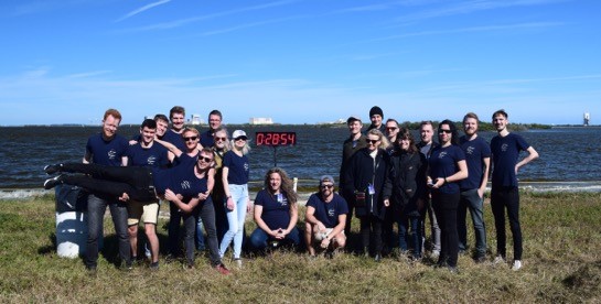 Delphini-1-teamet samlet der, hvor de skal se opsendelsen. Foto: Victoria Antoci, Aarhus Universitet